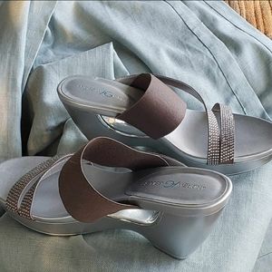 Andrew Geller sz 8 3.5 inch open wedge